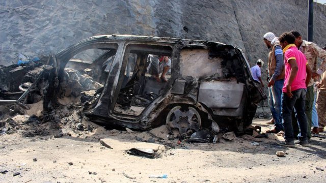 Estado Islámico detona coche en Yemen, muere un gobernador