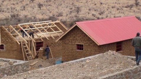 Construyen mil 342 hogares de adobe en Chihuahua