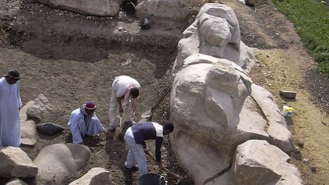 Descubren fragmentos de estatua de faraón en el sur de Egipto