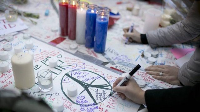 ’Amigos, no recen por París, no necesitamos más religión’: Monero de Charlie Hebdo