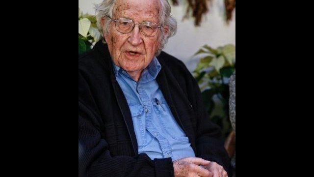 Migrantes huyen del horror creado por EEUU en Honduras: Chomsky