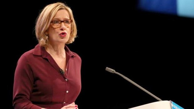 Renunció ministra británica por escándalo de maltrato a inmigrantes