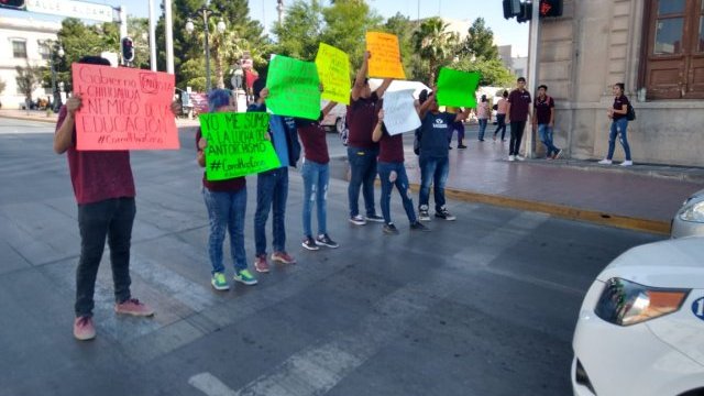 Estudiantes de Delicias participan en el plantón de Antorcha con sus propias demandas
