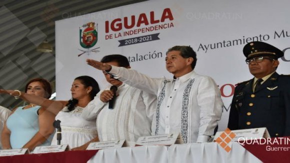 Alcalde morenista de Iguala da cargos a familiares de exfuncionarios involucrados en desaparición de normalistas
