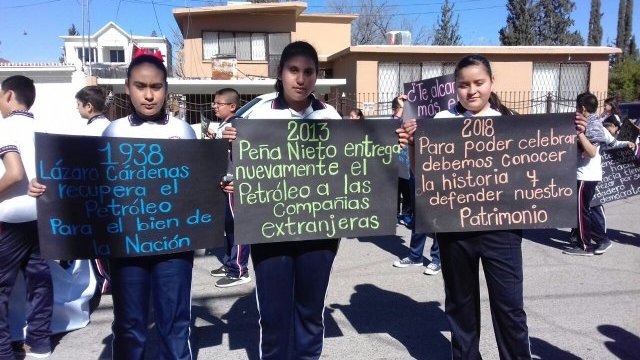 Por llevar textos contra la reforma energética, sacaron a niños del desfile