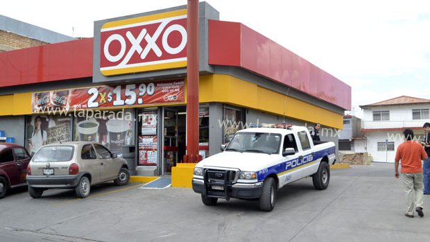 Tres menores asaltan Oxxo; se llevan 300 pesos y unas Coca-Colas