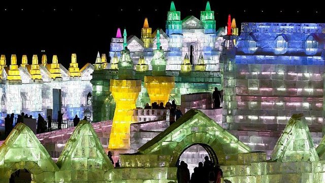 Construyen grandiosos castillos de hielo en festival de China