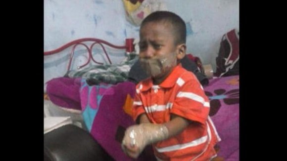 Indignación viral por imagen de niño amarrado
