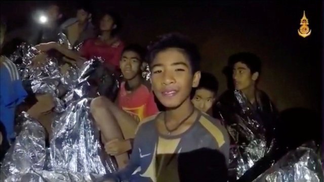 Rescataron a los primeros niños de la cueva inundada de Tailandia