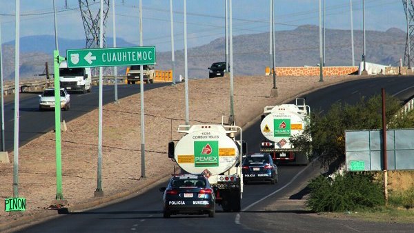Pipas de Pemex reparten gasolina bajo resguardo policial