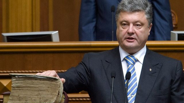 Nuevo presidente de Ucrania toma posesión; desafía a Rusia
