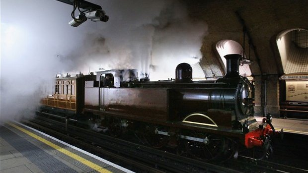 Rueda máquina de vapor por el subterráneo de Londres