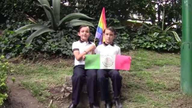 Tras dos meses, SRE renueva pasaportes a hijos de pareja gay 