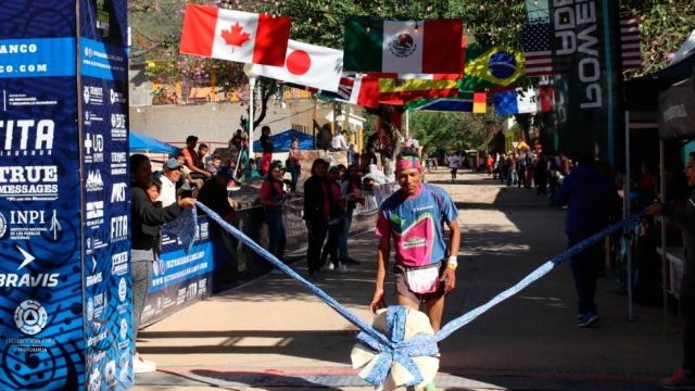 Gana atleta rarámuri el Ultramaratón Caballo Blanco en Guachochi
