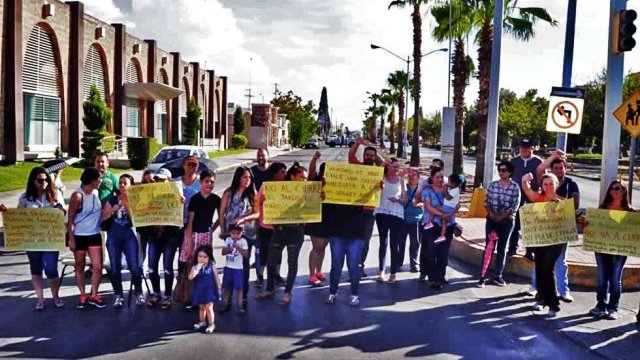 Padres de familia bloquean avenida, en defensa del kínder Montessori