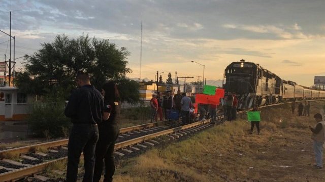 No sale tren a Los Mochis por bloqueo de jubilados