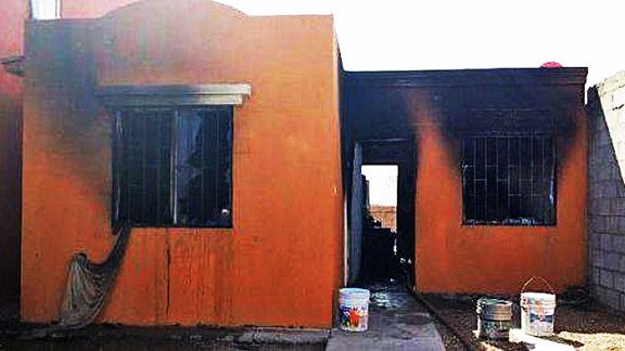 Vecinos salvan a 2 niñas de incendio que consumió su casa