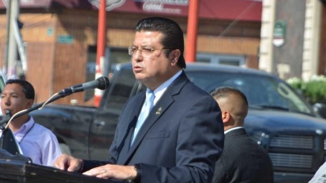Presenta Armando Cabada solicitud para reelegirse en el cargo de presidente municipal
