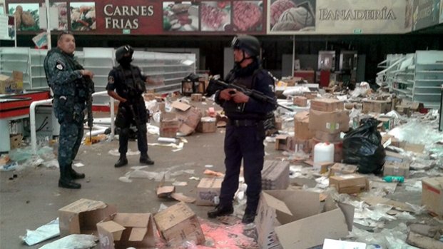 Saquean 800 personas tiendas en Guerrero; botín de 35 mdp