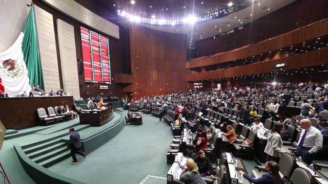 Diputados aprueban ir por reelección sin pedir licencia y con apoyos legislativos