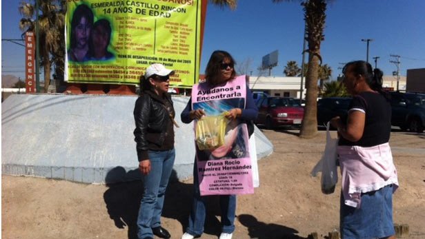 Madres de desaparecidas venden paletas en cruceros