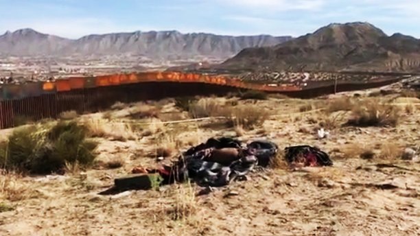 Encuentran hombre asesinado a metros del muro fronterizo en Juárez
