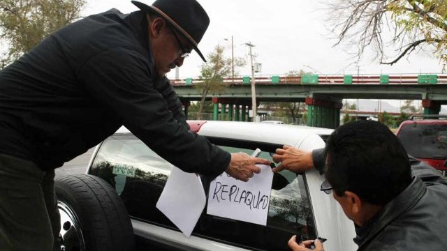 Se plantan frente a Recaudación en Juárez, contra el replaqueo