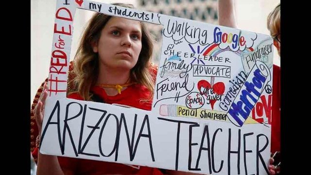 Protestan maestros de Arizona por quinto día
