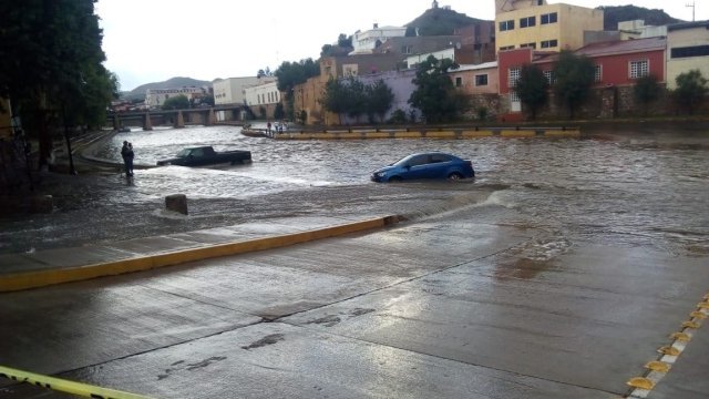 Creciente del río por lluvias arrastró vehículos en Parral
