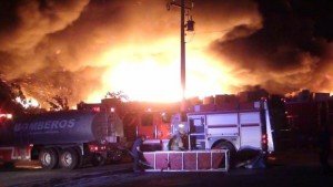 Fuerte incendio destruyó planta de productos químicos