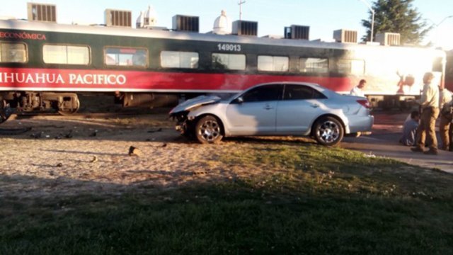 Impactó el tren a un auto en Cuauhtémoc, el conductor está herido