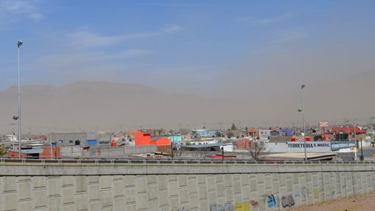 Vientos de 50 Km/h cubren la ciudad de polvo y tierra