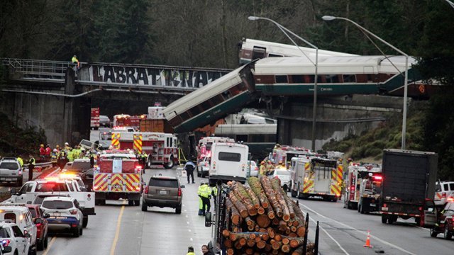 Operativo de emergencia a gran escala por descarrilamiento de un tren en Washington