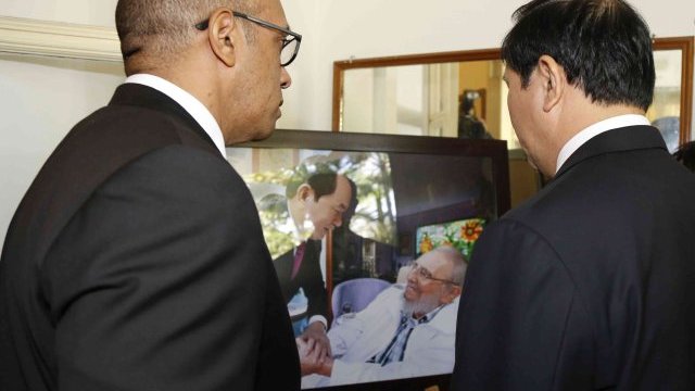 Presidente de Vietnam, último en fotografiarse junto a Fidel Castro, le rinde honores