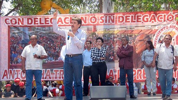 Miles protestan contra destitución de Acosta Montes como delegado en Presa Este 