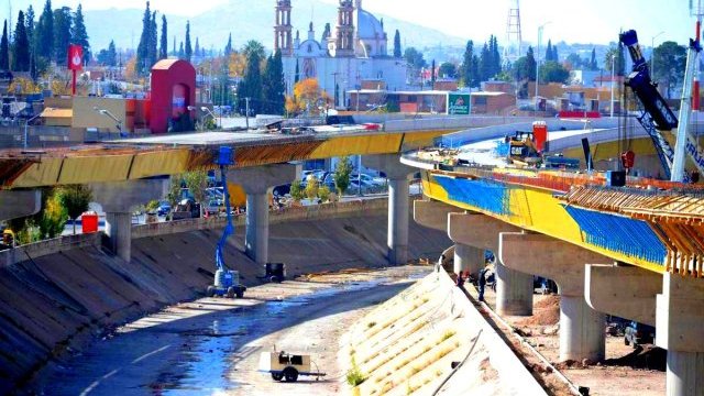 Retrasan la apertura de los puentes gemelos sobre el río Chuvíscar