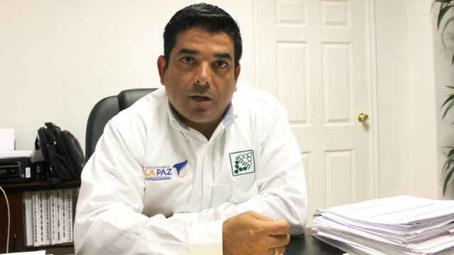 Denuncian al director del Agua Potable de La Paz, de lucrar con recursos que tramitaron los colonos
