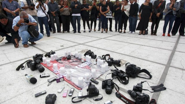 Periodistas en México ganan en promedio 4,560 al mes, mientras dueños de medios amasan fortunas