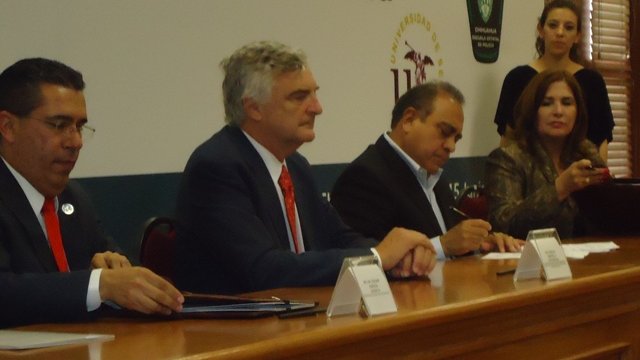 Firman convenio Universidad de Sevilla con la Fiscalía de Chihuahua