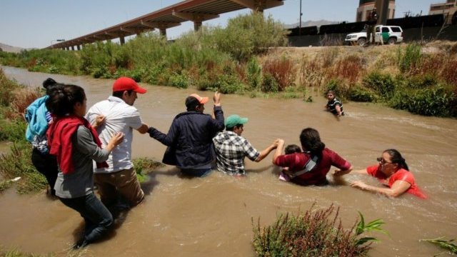 Rescatan a migrante que se ahogaba en el Río Bravo, mientras padres observaban