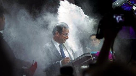 Una mujer lanza una lluvia de harina contra el candidato François Hollande 