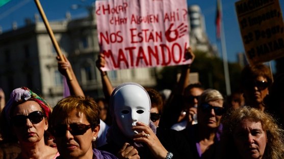 Miles marchan en Madrid contra la violencia machista
