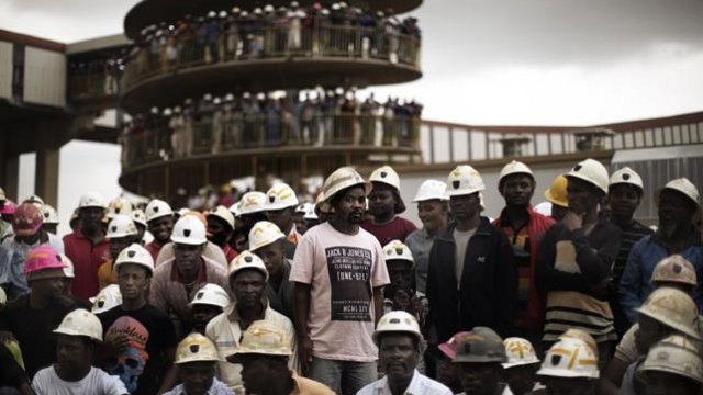Rescatan a 12 mineros atrapados en Sudáfrica bajo tierra