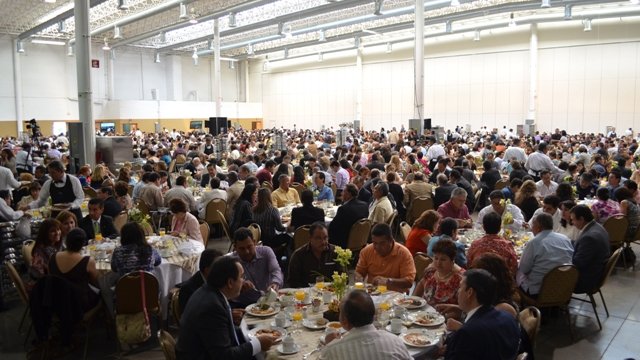 Celebran 2 mil maestros de la UACH su día con desayuno y regalos