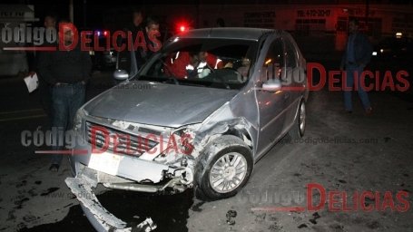 Madrugada del domingo deja 7 accidentes viales, 5 heridos y miles de pesos en daños