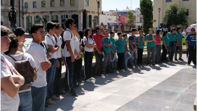 Se manifiestan estudiantes y profesores ante la Alcaldía de Chihuahua