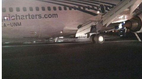 Colapsa tren de avión durante aterrizaje en AICM
