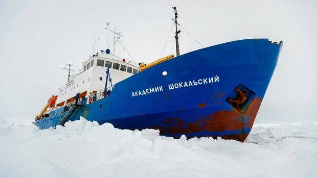 Barco ruso permanece atrapado en la Antártida