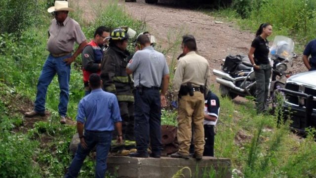 Buscan cuerpo de niño en colector de aguas negras en Cuauhtémoc