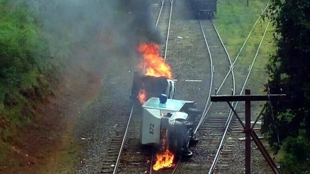 Ponen vehículos ardiendo como barreras en autopista y vías del tren
